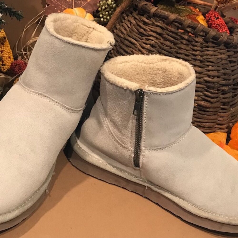 WOMEN'S BEARPAW *KORI* LIGHT BEIGE SUEDE SHERPA LINED ZIP-UP ANKLE BOOTS- SIZE 9